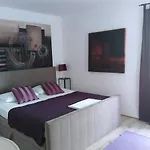 Art Gallery House With A Small Relaxing Pool تْسْغيكفانِتْسا