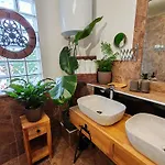 بيت للعطل Art Gallery House With A Small Relaxing Pool