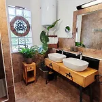 Art Gallery House With A Small Relaxing Pool بيت للعطل تْسْغيكفانِتْسا