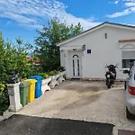 بيت للعطل Art Gallery House With A Small Relaxing Pool