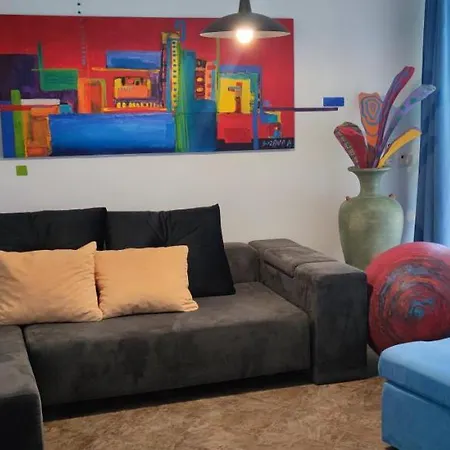 Art Gallery House With A Small Relaxing Pool קריקווניצה