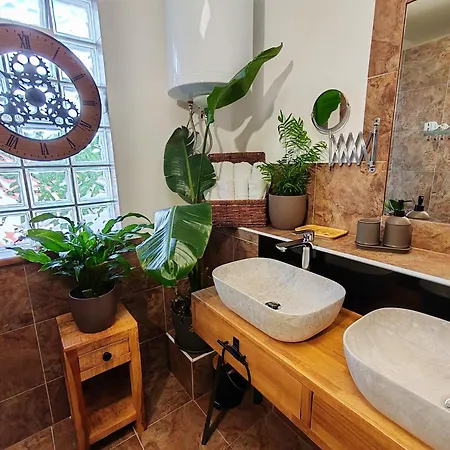 בית נופש Art Gallery House With A Small Relaxing Pool