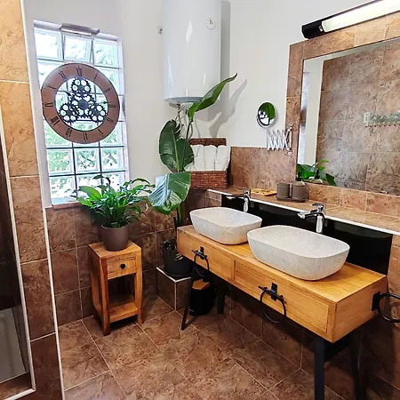 Art Gallery House With A Small Relaxing Pool בית נופש קריקווניצה