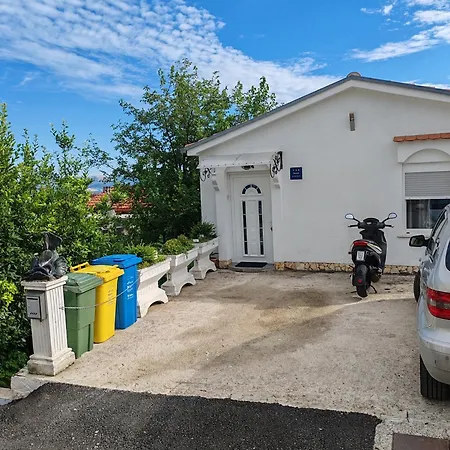 בית נופש Art Gallery House With A Small Relaxing Pool