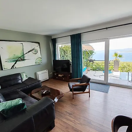 Art Gallery House With A Small Relaxing Pool בית נופש *