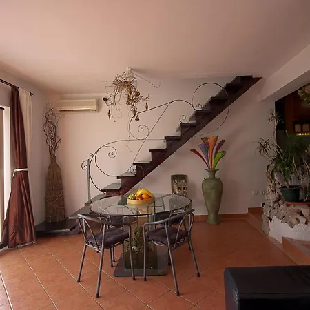 בית נופש Art Gallery House With A Small Relaxing Pool קריקווניצה